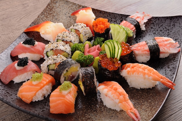 Bezpłatny plik Zdjęcie danie assorted sushi