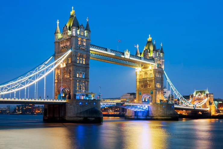 Bezpłatny plik Zdjęcie słynny tower bridge wieczorem, londyn, anglia