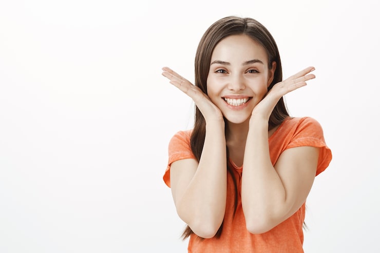 Foto gratuito alegre y adorable joven mostrando una sonrisa blanca perfecta