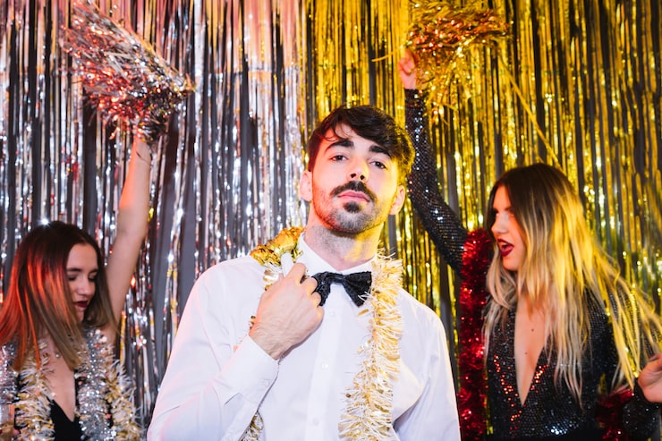 Foto gratuito amigos con estilo en fiesta de 2018