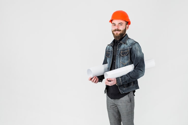 Foto gratuito arquitecto que sostiene el modelo blanco enrollado contra el fondo blanco