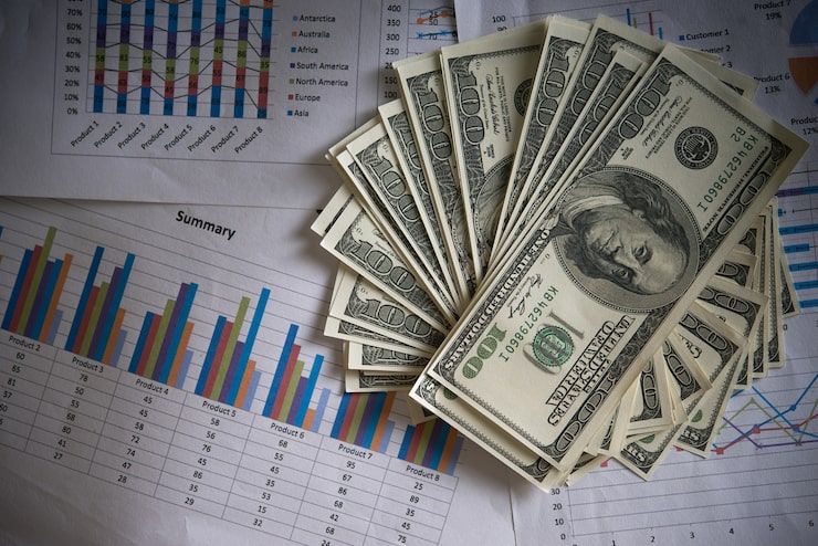 Foto gratuito billie dólar con la carta de negocios