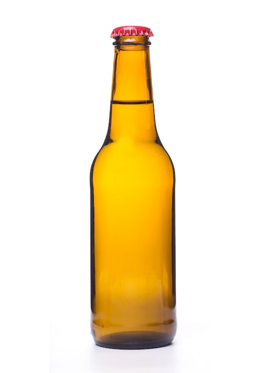 Foto gratuito botella de cerveza sobre un fondo blanco