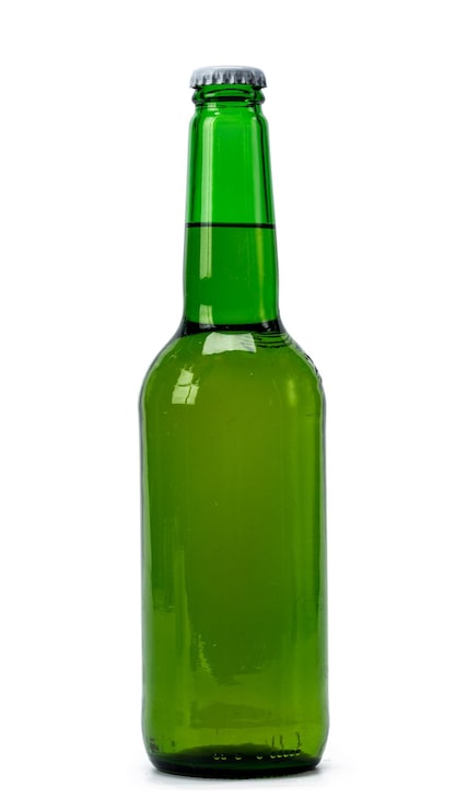Foto gratuito botella de cerveza sobre fondo blanco