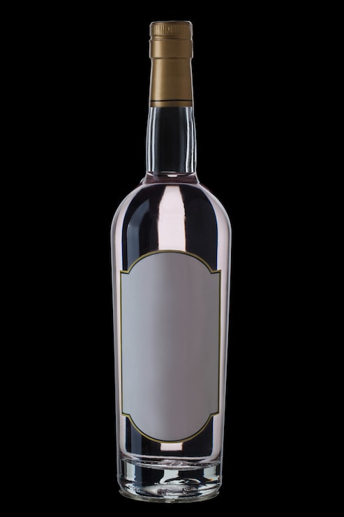 Foto gratuito botella de vodka aislada