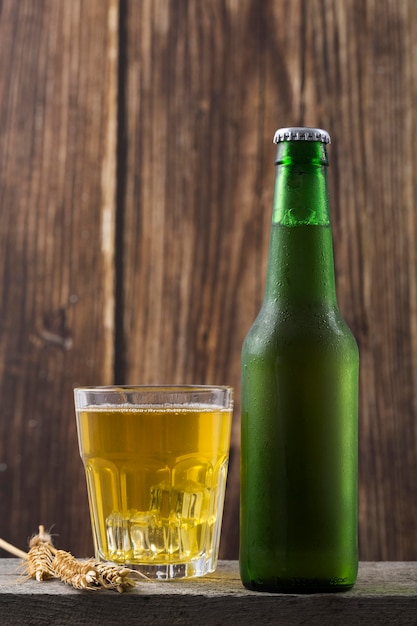 Photo Gratis botol dan gelas berisi bir
