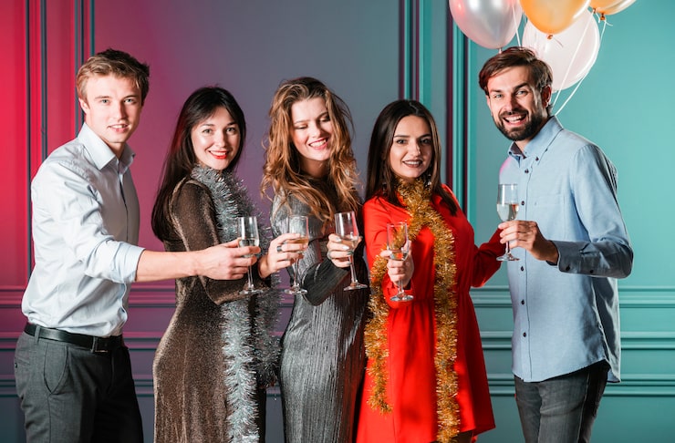 Foto gratuito brindis en fiesta de año nuevo
