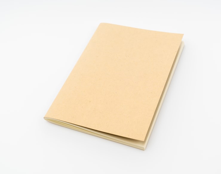 Photo Gratis buku kertas daur ulang di atas latar belakang putih.