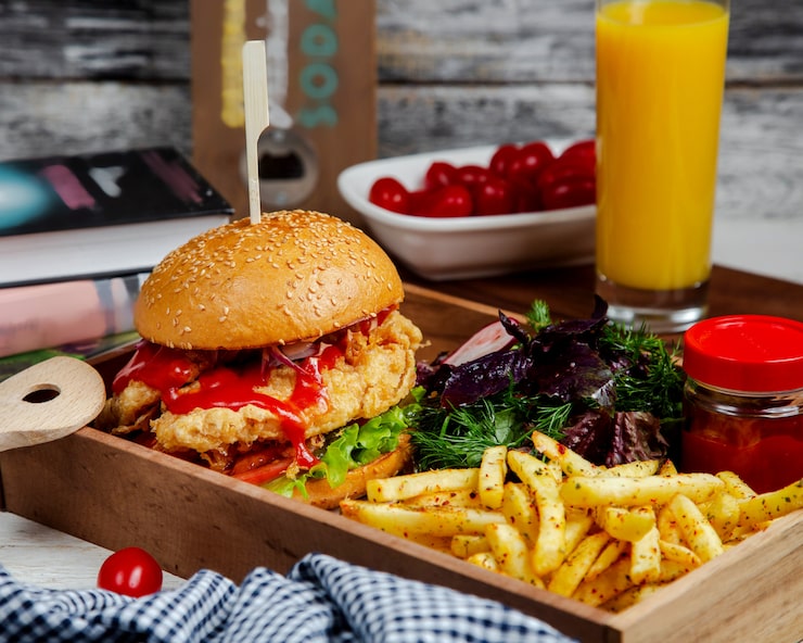 Photo Gratis burger dengan bumbu dan kentang goreng pedas