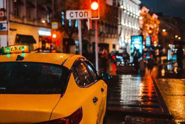 Foto gratuito calle de noche con tráfico.