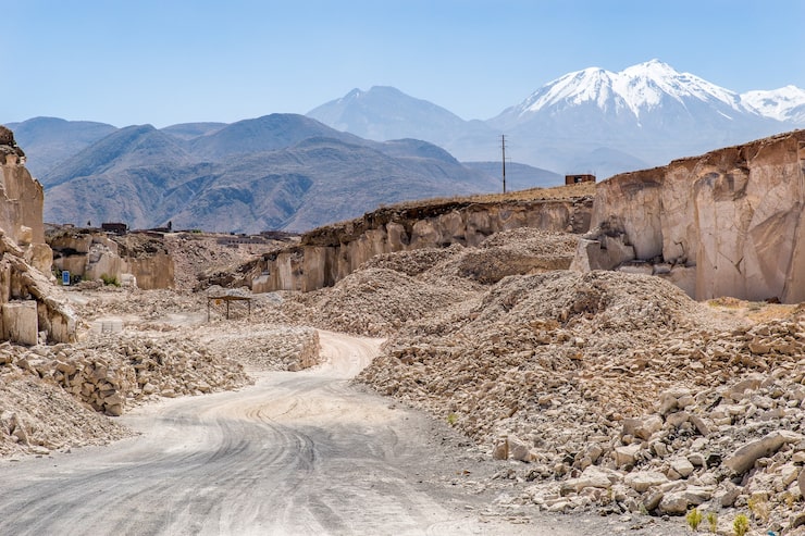 Foto gratuito cantera de piedra en las montañas del perú