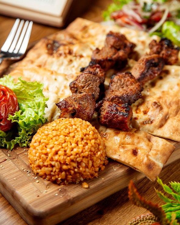 Foto gratuito carne frita en pan y guarnición