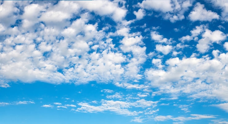 Foto gratuito cielo azul con nubes