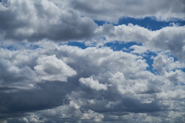 Foto gratuito cielo cubierto de nubes