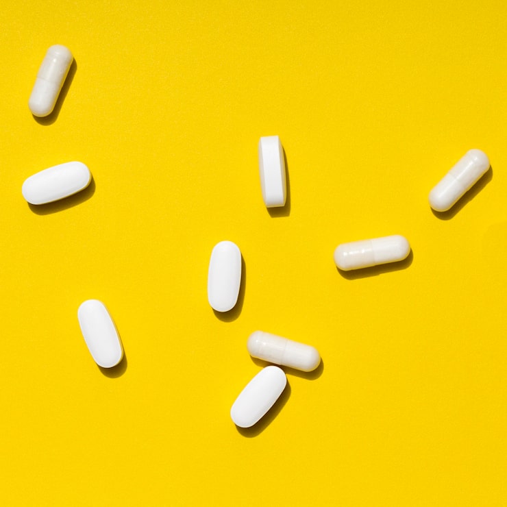 Foto gratuito colocación plana de pastillas de diferentes formas