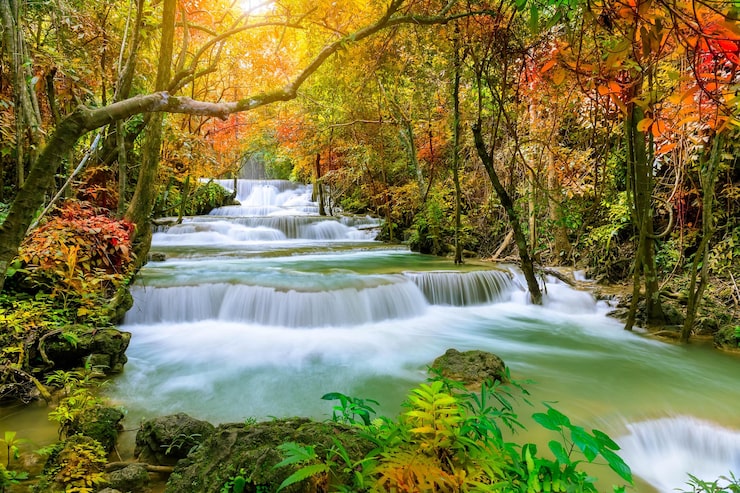 Foto gratuito colorida y majestuosa cascada en el bosque del parque nacional durante el otoño imagen