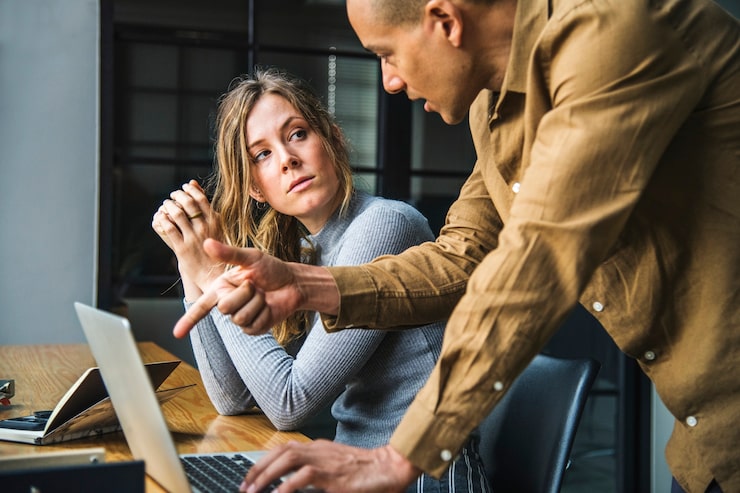 Foto gratuito compañeros de trabajo en una discusión comercial