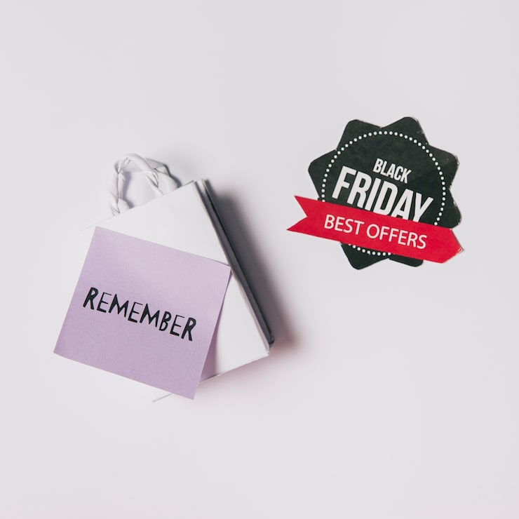 Foto gratuito composición de black friday con post it en bolsa