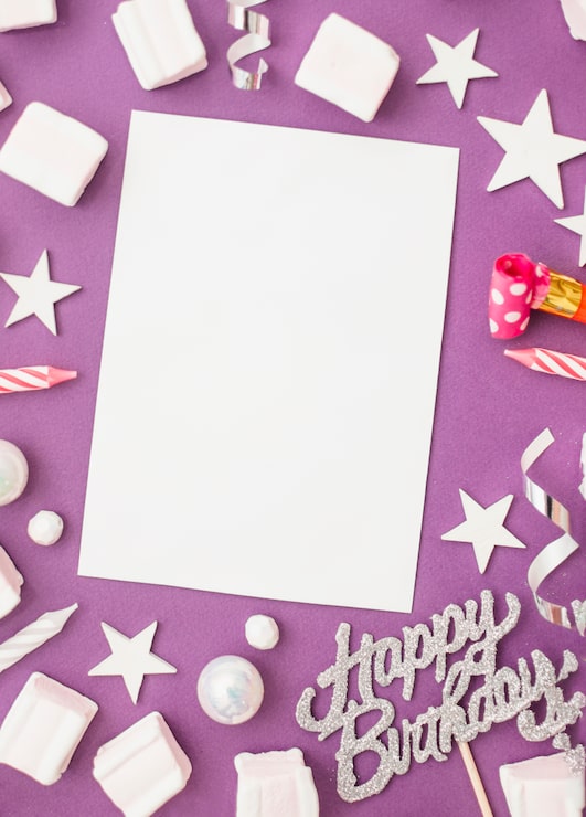 Foto gratuito composición moderna de cumpleaños con estilo elegante