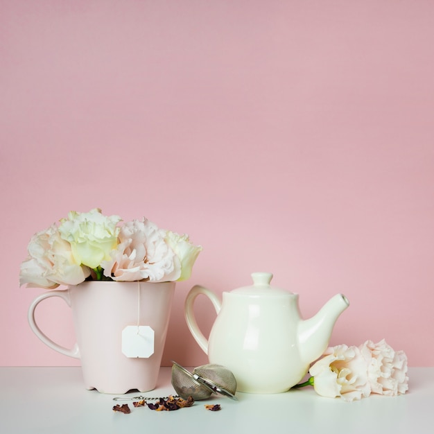 Foto gratuito composición de té y flores