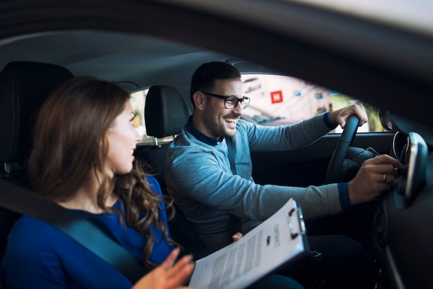 Foto gratuito compra de auto