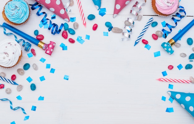Foto gratuito concepto adorable de cumpleaños con elementos de fiesta coloridos