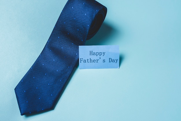Foto gratuito corbata azul con nota para el día del padre