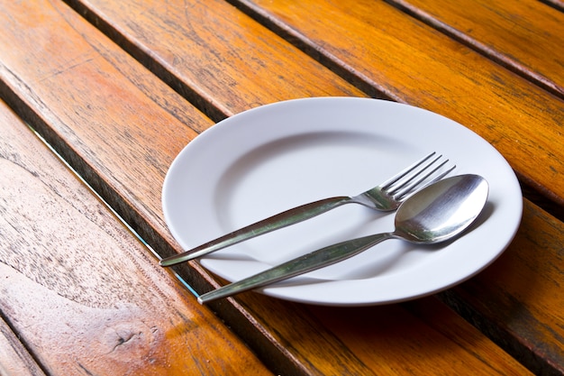 Foto gratuito cuchara y tenedor sobre un plato