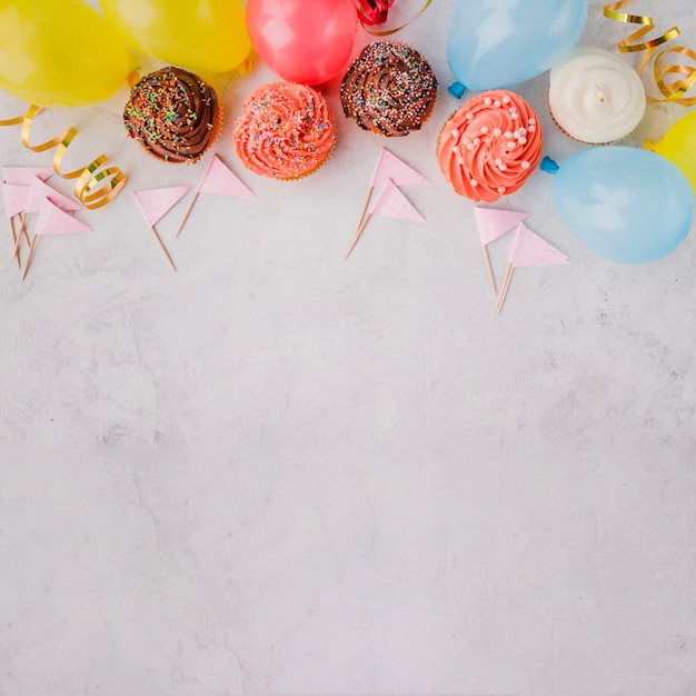 Foto gratuito decoraciones de cumpleaños acostadas en línea