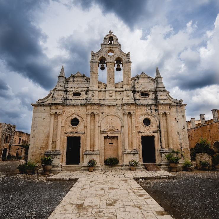 Foto gratuito disparo de ángulo bajo del monasterio de arkadi en grecia bajo un cielo nublado