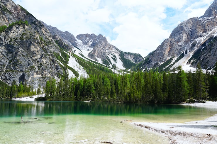 Foto gratuito disparo horizontal del lago prags
