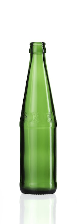 Foto gratuito disparo vertical de una botella de vidrio vacía aislada