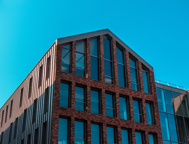 Foto gratuito edificio de ladrillo con múltiples ventanas grandes.