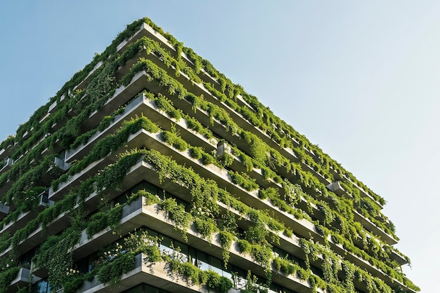 Foto gratuito edificio verde con exuberante jardín vertical