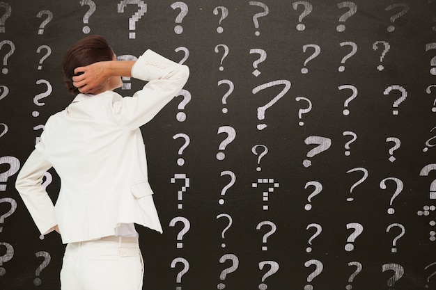 Foto gratuito empresaria con preguntas