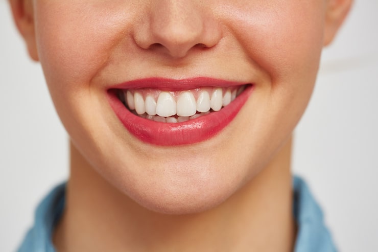 Foto gratuito la encantadora sonrisa de una joven