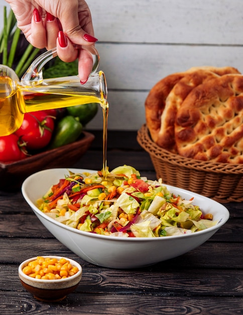 Foto gratuito ensalada de verduras en la mesa