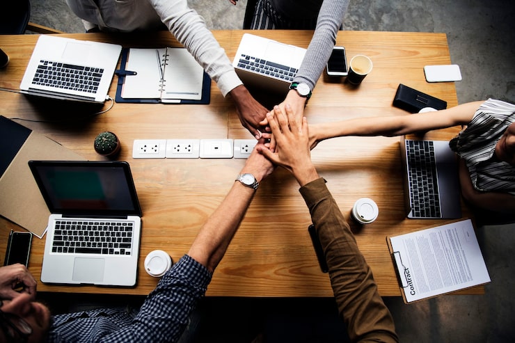 Foto gratuito equipo de empresarios apilando las manos