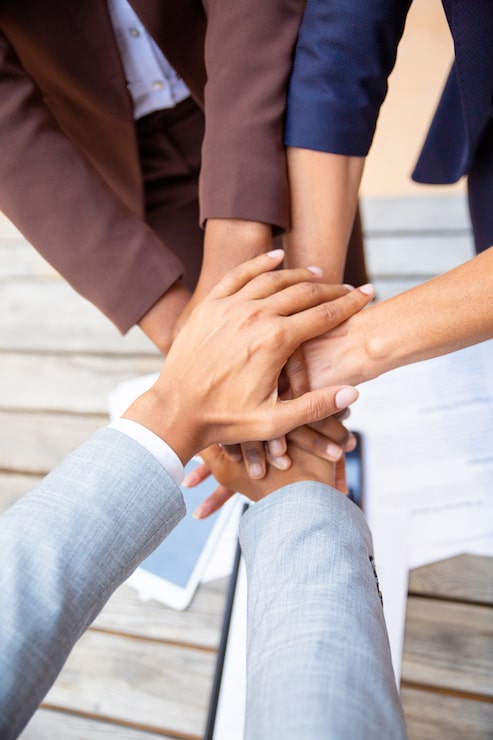 Foto gratuito un equipo de negocios exitoso que expresa unidad