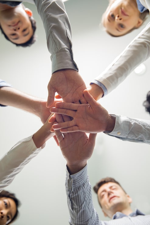 Foto gratuito equipo de negocios exitosos de apilamiento manos
