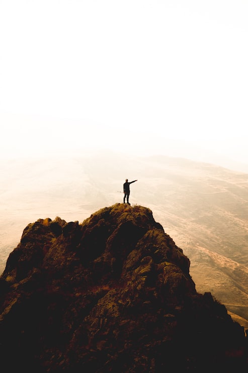 Foto gratuito el excursionista solitario