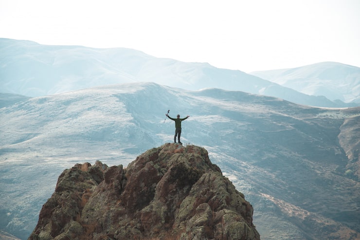 Foto gratuito excursionistas en la cima