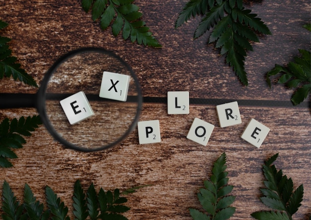 Foto gratuito explora desde bloques de scrabble
