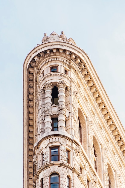 Foto gratuito fachada de edificio antiguo con esculturas.
