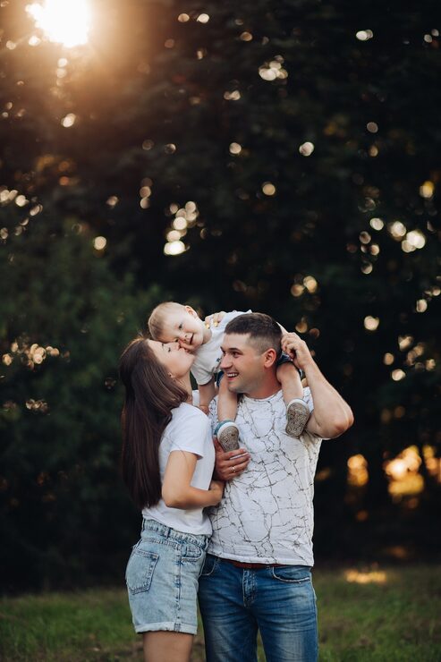 Foto gratuito familia cariñosa con hijo en el parque.
