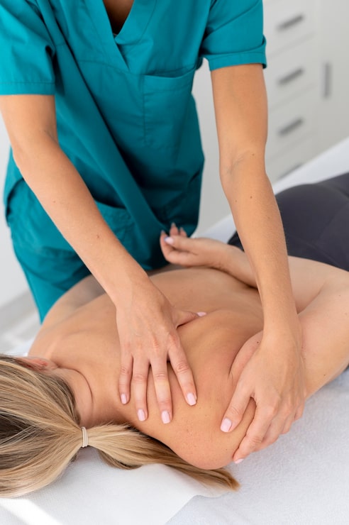 Foto gratuito fisioterapeuta dando un masaje a su paciente en la clínica.