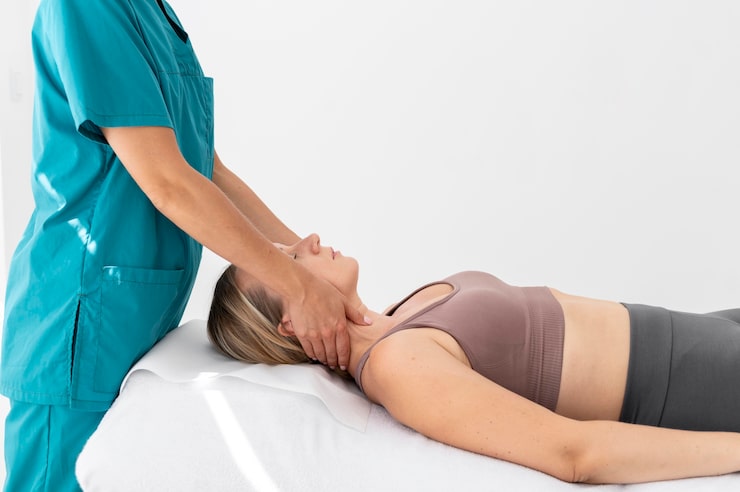 Foto gratuito fisioterapeuta dando un masaje a su paciente en la clínica.