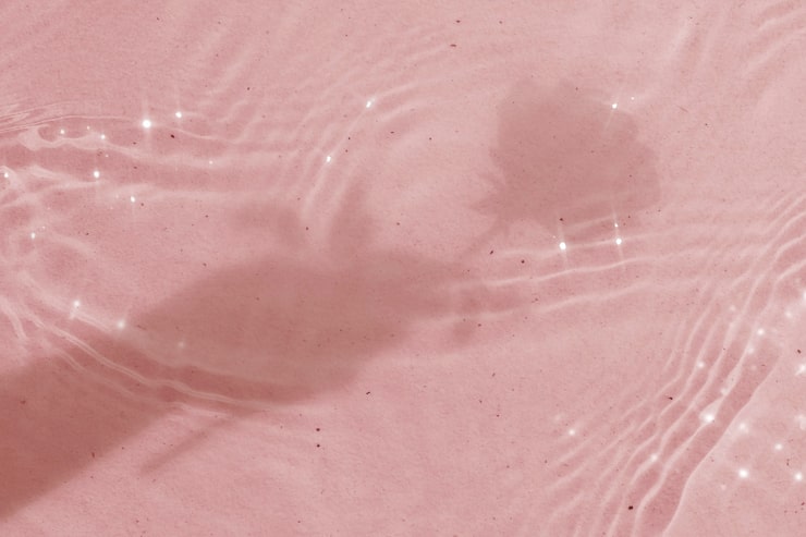 Foto gratuito fondo estético, sombra rosa con brillo, textura de ondulación del agua