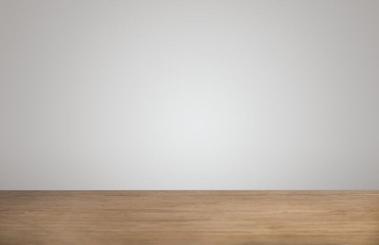 Foto gratuito fondo simple con una mesa de madera gruesa vacía en una cafetería y una pared blanca en blanco