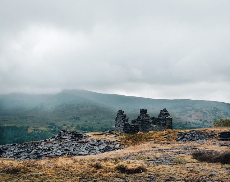 Foto gratuito foto de las ruinas de un edificio en la cima de la colina.